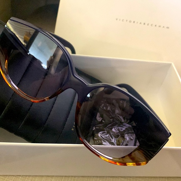 Made in Italy Original Victoria Beckham sunglasses original case/ box - Picture 3 of 14
